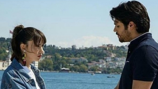 Dolunay - Ferit distrugge il contratto di lavoro di Nazli.