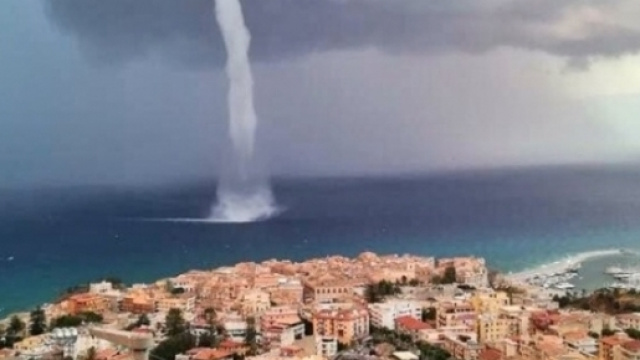 Il maltempo torna a mostrarsi in tutta la sua spettacolarit&agrave; a Tropea
