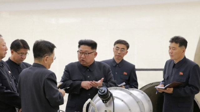 Kim Jong Un ispeziona quella che dovrebbe essere una bomba termonucleare all'Istituto di Armi Nucleari (foto KCNA)