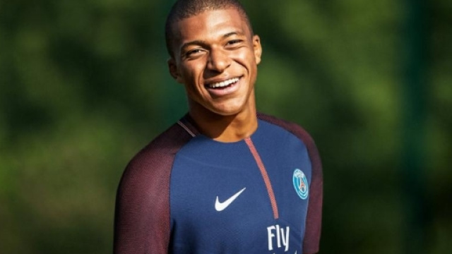 Kylian Mbapp&eacute; portera le num&eacute;ro 29 au PSG - francetvinfo.fr