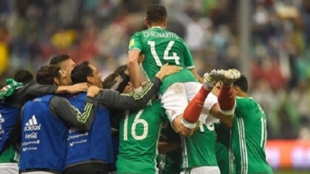 La gioia dei giocatori messicani dopo la vittoria su Panama che vale l'accesso al Mondiale russo