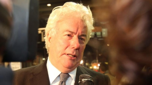 L'autore di 'La colonna di fuoco', Ken Follett.