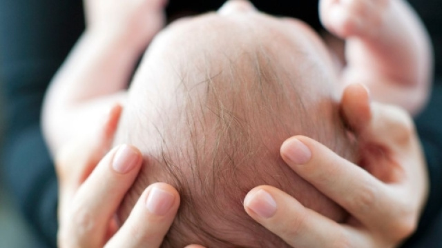 Neonato urla per un pannolino fastidioso: il caso di Skylan