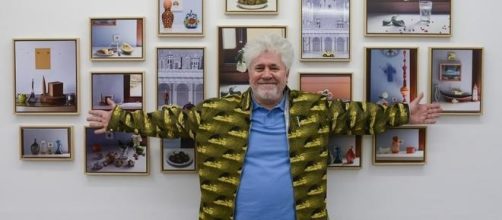 El cineasta Pedro Almod&oacute;var ante las fotos de la exposici&oacute;n hechas por &eacute;l mismo.