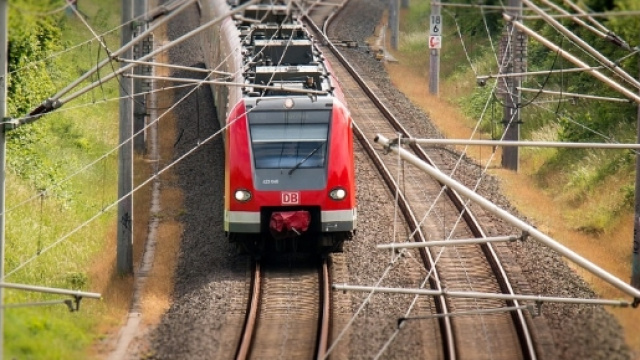 Auto bloccata nel passaggio a livello, paura nel Salento.
