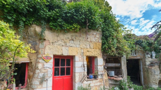Disoccupato 23 francesce acquista una grotta per 1 euro nella valle della Loira e cambia la sua vita.Fonte:https://www.valdeloire-france.it/