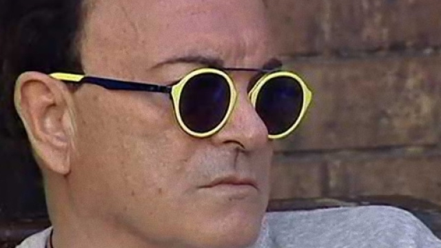 Ecco perch&eacute; Malgioglio indossa sempre occhiali da sole