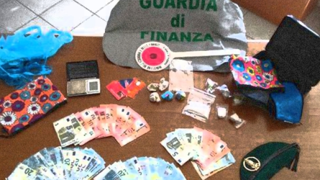 La droga e il denaro che la Finanza ha sequestrato nel blitz.