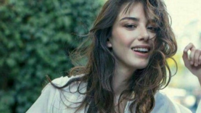 Ozge Gurel sorprende tutti i suoi followers.