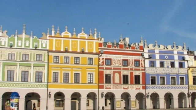 Palazzi di pregio a Zamosc. Quello rossoe quello azzurro erano di mercanti armeni. Foto di &copy; Narodowy Instytut Dziedzictwa