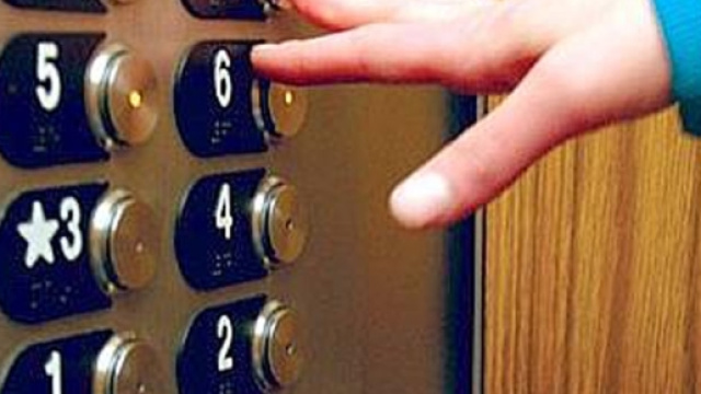 Tredicenne vittima di un maniaco in ascensore