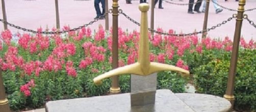 Did the little girl find Excalibur? Dave Q/WikiMedia Commons