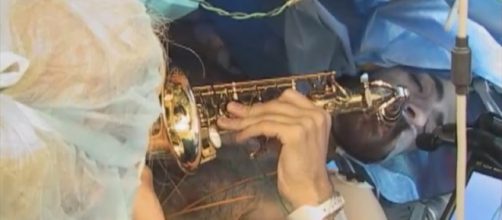 foto del instante en el que interpreta la melodia mientras es operado