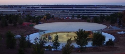 Steve Jobs Theater / Photo - Duncan Sinfield | YouTube