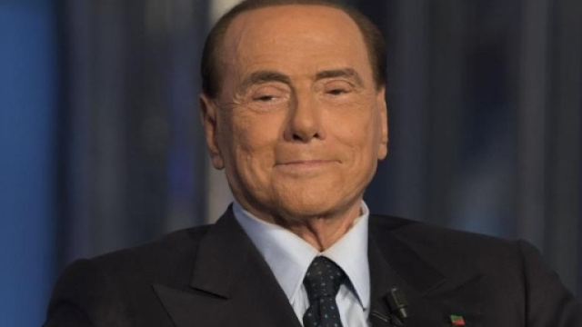 Candidato premier cercasi Berlusconi insegue Calenda - La Stampa - lastampa.it