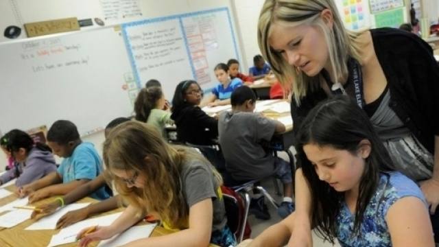 Docente in una classe scolastica