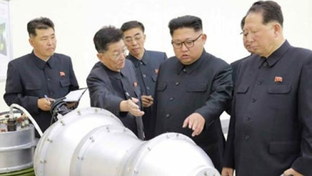 Il leader nord coreano mentre ispezione la prima bomba all'idrogeno del suo regime