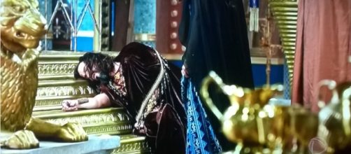Nabucodonosor cai na frente da rainha (Foto: Reprodu&ccedil;&atilde;o/ Record TV)