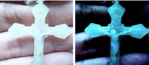 Ter&ccedil;os com s&iacute;mbolos de outras culturas s&atilde;o avaliados como amaldi&ccedil;oados por padres cat&oacute;licos das Filipinas ( Philippe de Guzman)