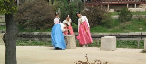 Tourists at Gyeongbokgung Palace in Seoul, South Korea (Credit &ndash; G41m8 &ndash; wikimediacommons)