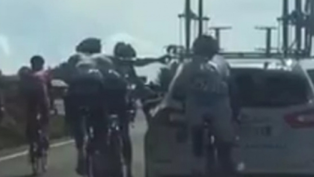 Denz e Geniez attaccati all'ammiraglia della AG2R