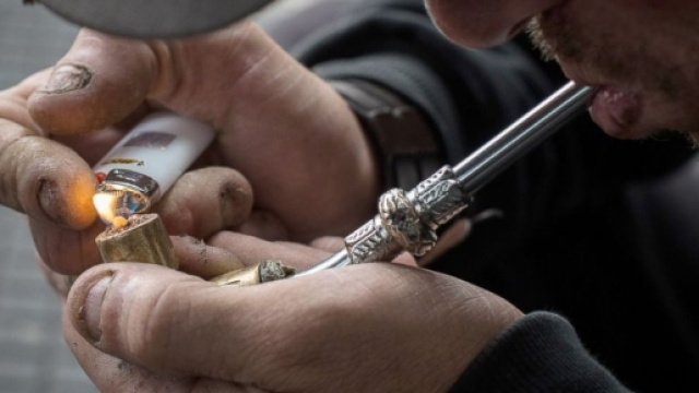 Il paco, la droga dei poveri, si fuma in genere con una pipa e ha effetti devastanti ed irreversibili. Foto: abcnews.go.com.