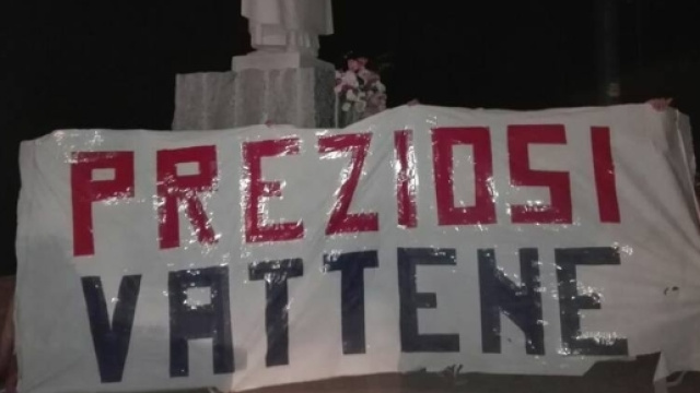 La protesta dei tifosi del Genoa nei confronti di Enrico Preziosi