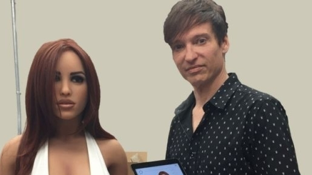 Matt McMullen insieme ad Harmony, la prima robot erotica