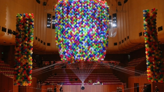 Noemi Lakmaier e la sua installazione 'Cherophobia'