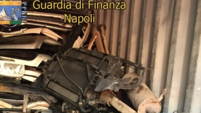 Parti di auto e lamiere. Foto della GdF di Napoli