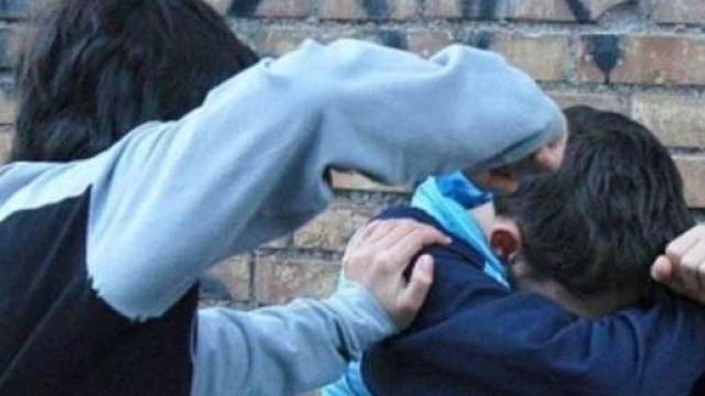 Ragazzi impuatati di stalking e violenze nei confronti di un coetaneo.