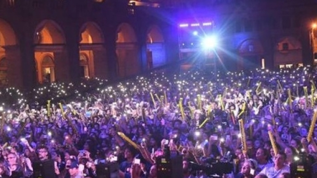 Il tentativo di violenza &egrave; avvenuto nella calca del concerto di Radio Bruno.