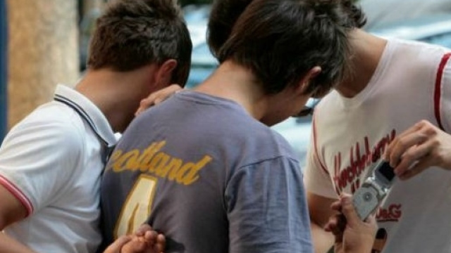 Caso di bullismo a Torino: costringono amico a mangiare escrementi