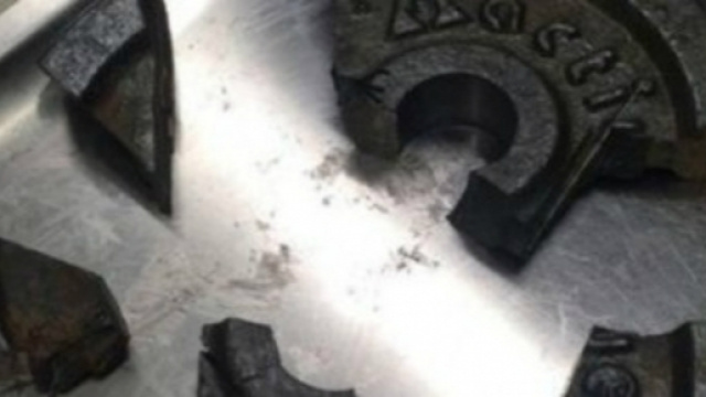 Il disco in cui era rimasto incastrato il pene dell'uomo