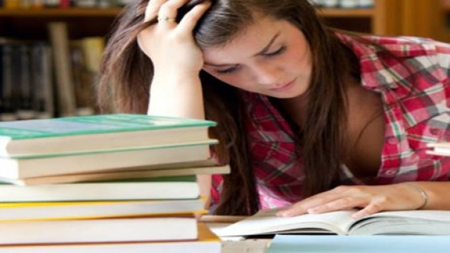 Il pap&agrave; taglia la paghetta alla figlia 26enne fuoricorso per punizione a 20&euro; .Lei lo cita in giudizio e vince.Fonte:http://www.corriere.it/