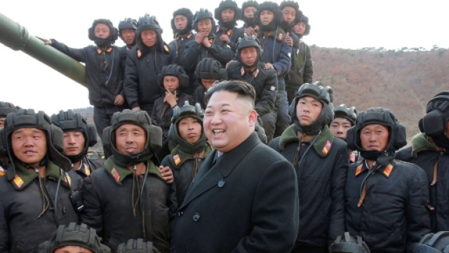 Kim Jong Un circondato da militari (foto KCNA)