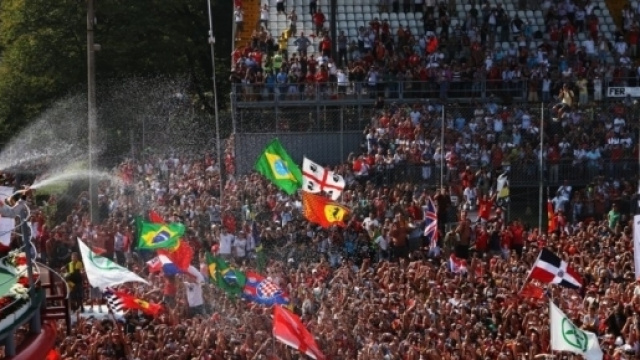 La consueta "marea rossa" sotto il podio del gran premio di Monza - ilgiornaledigitale.it