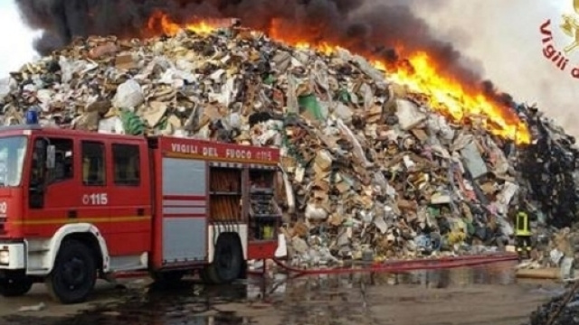 Mortara, Pavia: spaventoso incendio in una ditta di smaltimento dei rifiuti