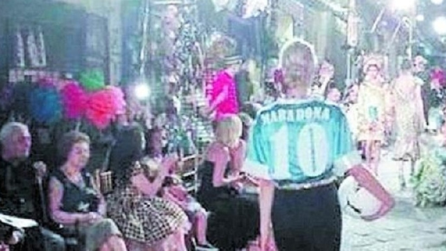 Per la maglia 10 con la scritta 'Maradona' comparsa in una sfilata di Dolce e Gabbana a Napoli, al via un'azione giudiziaria dell'ex pibe de oro.