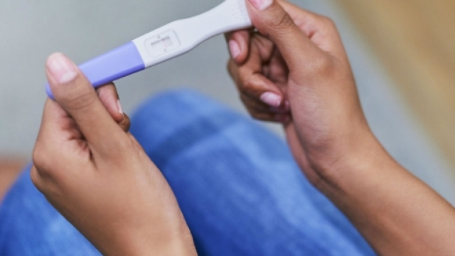 Sentenza choc: aborto concesso all'ottavo mese, 13enne messa incinta da collega del padre