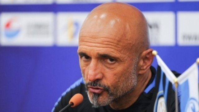 Spalletti rifiuta di indossare una sciarpa rossonera