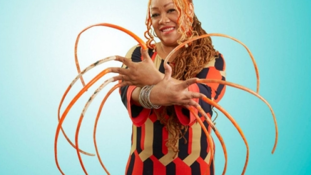 Ayanna Williams non manca di stupire con le sue lunghissime unghie.