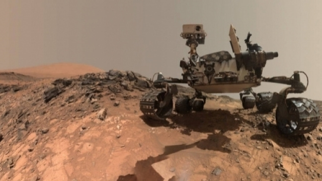 Il rover della Nasa Curiosity alle prese con il suolo marziano