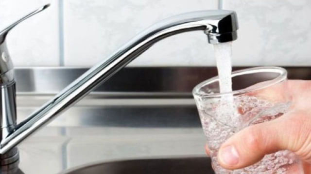 L'acqua del rubinetto contiene fibre di plastica