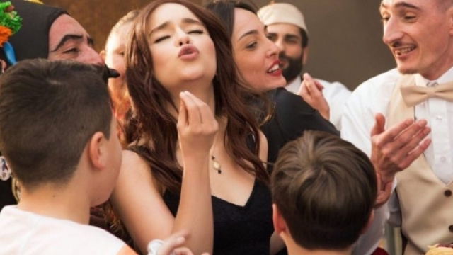 L'attrice Emilia Clarke nello spot di The One, il nuovo profumo di D&G