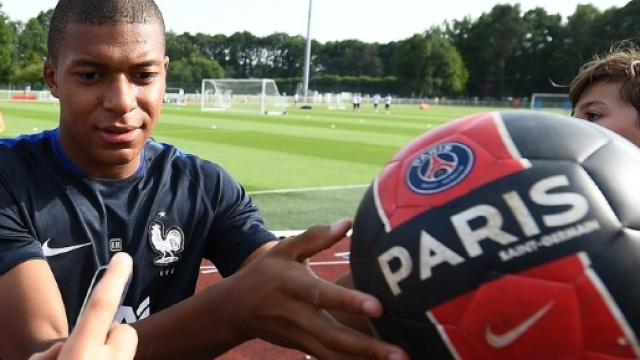 Mercato : Kylian Mbapp&eacute; signe officiellement au PSG - rtl.fr