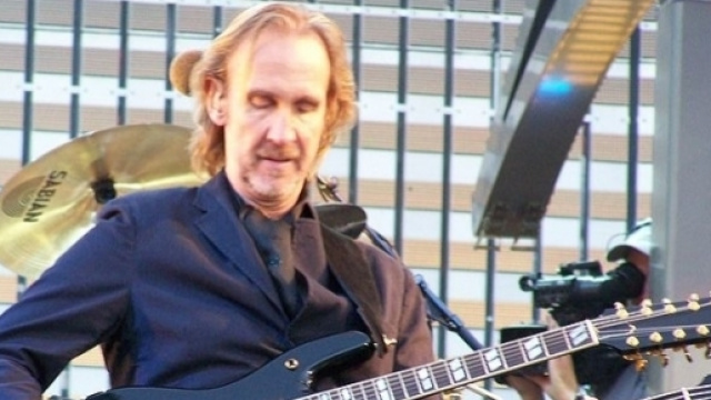 Mike Rutherford durante un concerto dei Genesis