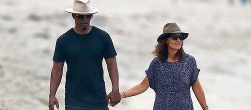 Jamie Foxx and Katie Holmes walk on Malibu beach [Image: Entertainment Tonight/YouTube]