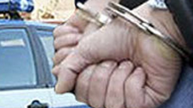 Femminicidio 'camuffato': ha dato fuoco alla moglie facendo credere fosse stato un incidente domestico. Lo ha inchiodato il figlio di 11 anni.
