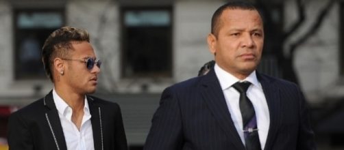 Atriz, de 38 anos, est&aacute; vivendo um romance com o pai de Neymar, de 52.